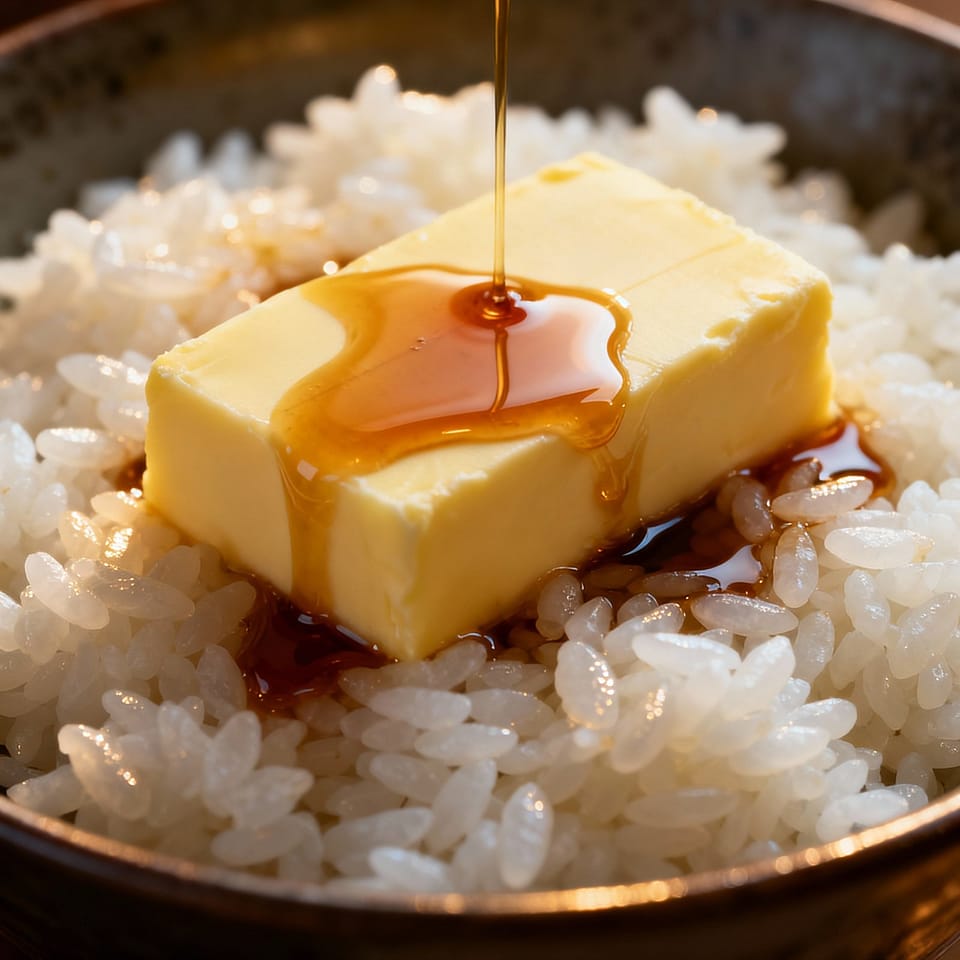 Burro che si scioglie su una ciotola di riso giapponese